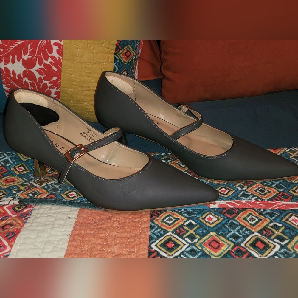 Journee Collection Manza Pump